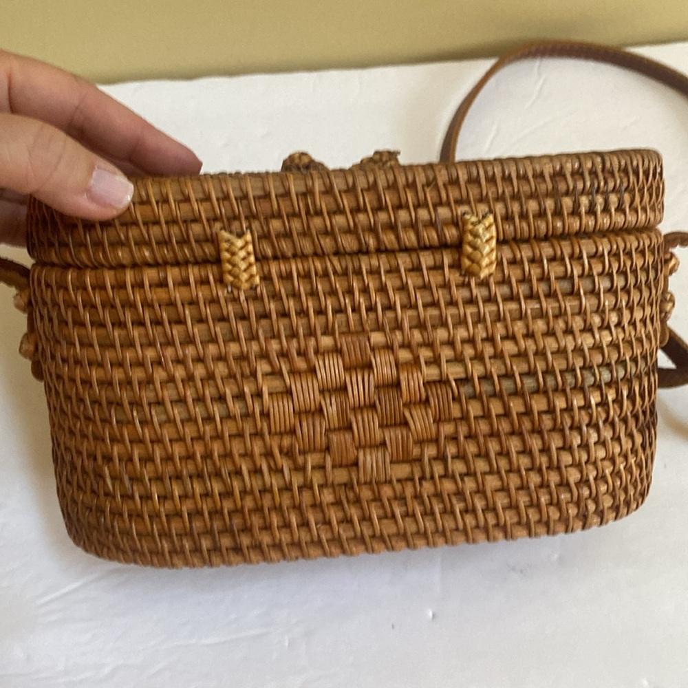 Wicker Crossbody Bag with toggle closure Blue interior - Picture 5 of 9
